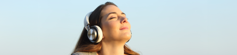 Junge Frau entspannt beim Musik hören.